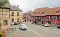 Rue de Hoen mit dem Rathaus (links) und der Gaststätte Zum weißen Lamm (rechts)