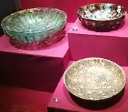 Römische Glasschalen, hinten zwei Rippenschalen, vorne eine Schale aus Millefioriglas