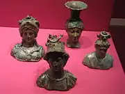 Kleine Bronzebüsten, die drei vorderen als kleine Gewichtsstücke