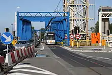 Niederflurwagen auf Brücke in Zeebrugge, 2011