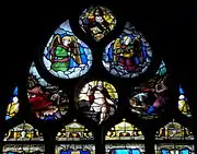 Maßwerk mit Gottvater, der Auferstehung Jesu Christi und Engeln (in den Händen Lanze und Dornenkrone)