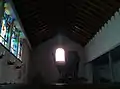 Blick vom Kirchenschiff zum Altar