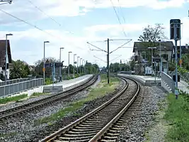 Bahnhof Bellheim, Blickrichtung Wörth mit den beiden Bahnsteigen und dem ehemaligen Empfangsgebäude