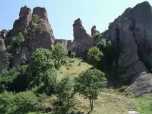 Felsen um die Festung