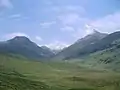 Blick von Westen aus dem Tal des River Carnach auf Sgùrr nach Cìche (rechts) und Ben Aden (links)