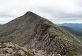 Blick vom westlich liegenden, 1104&nbsp;Meter hohen Vorgipfel Stob Dearg zum Hauptgipfel des Ben Cruachan