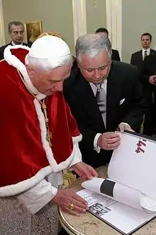 Papst Benedikt XVI. mit hermelinverbrämter Mozetta