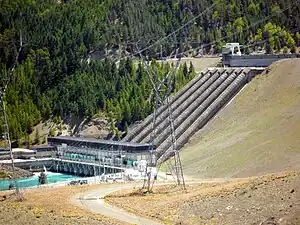 Benmore Hydro Station mit Teil des Staudamms