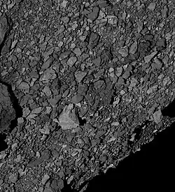 Detailaufnahme in der südlichen Hemisphäre vom 7.&nbsp;März&nbsp;2019. Der Felsen in der unteren Bildmitte hat eine Größe von etwa 7,4&nbsp;Metern.