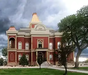 Bent County Courthouse and Jail („Bent County Courthouse und Gefängnis“) im Jahr 2010. Das 1887 erbaute Courthouse ist seit Januar 1976 im NRHP eingetragen.