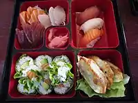 Sushi-Bentō – 寿司弁当 – mit Gyōza (unten r.)