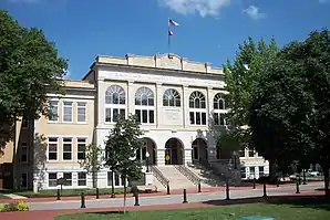 Das Benton County Courthouse in Bentonville ist seit Januar 1988 im National Register of Historic Places eingetragen.