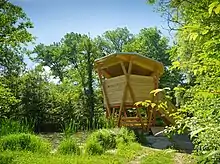 Holzturm, Teiche und Bäume