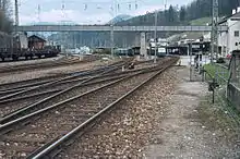Bahnhofseinfahrt; die im Vordergrund erkennbare doppelte Gleisverbindung wurde 1981 durch zwei einfache Gleisverbindungen ersetzt. Links ist der in der ersten Hälfte der 1980er Jahre abgebrochene Lokschuppen zu erkennen.