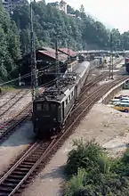 144 507-1 rangiert im Mai 1980 mit einer Schwestermaschine ein paar Reisezugwagen im Bahnhof, bevor sie den E&nbsp;799 nach Kassel übernehmen. Links ist der Lokschuppen und im Hintergrund sind die Ladegleise für den Güterverkehr zu erkennen.