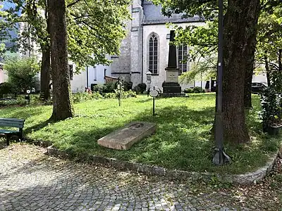 Berengarplatz mit Steinplatte, im Hintergrund die Stiftskirche