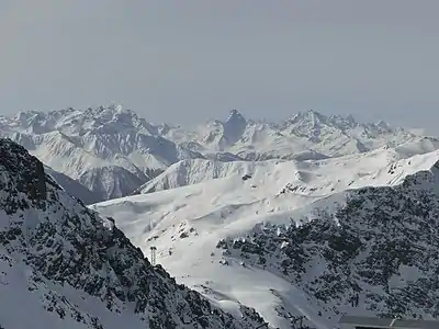 Blick nach Südosten zu den Bergüner Stöcken mit Piz Ela (links), Tinzenhorn (Mitte) und Piz Mitgel (rechts)