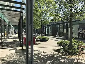 Blick in eine Platzanlage mit Bäumen.