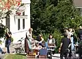 Dreharbeiten am „Wilden Kaiser“ in Going für die 14. Staffel: Natalie O’Hara (Susanne Dreiseitl), stehend, Heiko Ruprecht (Hans Gruber), am Tisch sitzend mit Ylvi Unertl (Sophia Gruber).