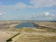 Der sich füllende Bergheider See, der Windpark Klettwitz und in der Fernsicht das Lausitzer Bergland (2004)