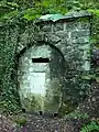 Stillgelegtes, zugemauertes Bergwerk mit separaten Zugängen für Fledermäuse und Kleintiere
