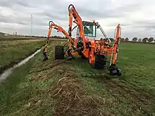 Das "Dreibein" ist eine Spezialmaschine zur Böschungsmahd, welches etwa an landwirtschaftlichen Bewässerungsgräben zum Einsatz kommt