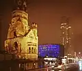 Bei Nacht scheint die von innen erleuchtete Fassade blau.