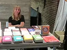 Verkaufstisch mit Büchern des Horlemann Verlags