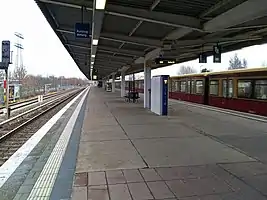Bahnsteigkante am Gleis Marzahn – Springpfuhl, 2012