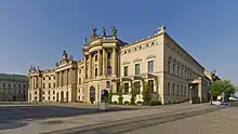 Alte Bibliothek und Altes Palais an der Westseite