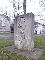 Berliner Meilenstein von 1960 in Göttingen (Berliner Straße, Ecke Heinz-Erhardt-Platz, Bildhauer Georg Schorn).