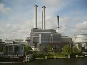 Das Heizkraftwerk Mitte von der Spreeseite aus gesehen