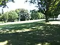Grasfläche West-Ost hinter dem Ehrenmal, ohne Grabsteine