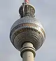 Detailansicht Turmkorb, darunter am Schaft die zwei Evakuierungsbühnen