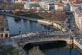 Friedrichsbrücke mit James-Simon-Park im Hintergrund