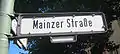Beispiel eines Ost-Berliner Straßenschildes mit rundem ß