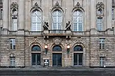 Im Film treffen Timm Thaler und Baron Lefuet bei einem Pferderennen erstmalsaufeinander. Gedreht wurden die Aufnahmen an den Galopprennbahnen in Halleund in Hoppegarten (li.) Aus dem Berliner Kammergericht (re.) wurde im Film einGrand Hotel