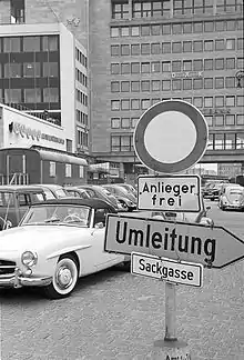 im Hintergrund Aktualitäten-Kino