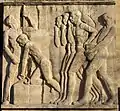 Relief rechts des Eingangs