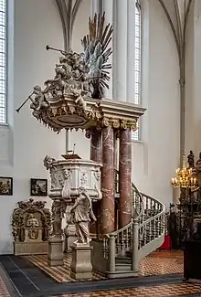 Alabasterkanzel, Inschrift: „Das Gesetz ist durch Mose gegeben. Die Gnade und Warheit ist durch Jesus Christus geworden.“ (Johannes 1,17&nbsp;EU)