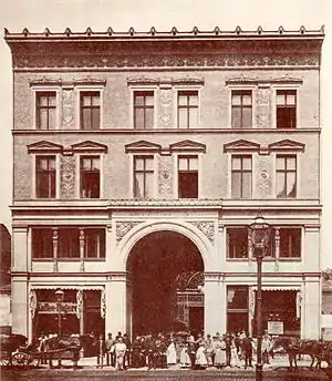 Vorderhaus an der Dorotheenstraße 29 (heute 84) um 1890, hinter der Durchfahrt ist der Eingang der Markthalle zu erkennen