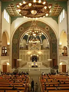 Synagoge Rykestraße in Berlin mit einer Estrade aus Toraschrein, Kanzel und Lesepult