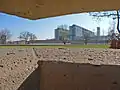 Blick aus einer stilisierten Gefängniszelle über den Park