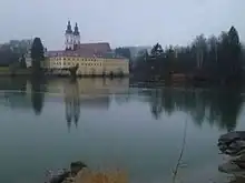 „Bernaschekinsel“ (rechts) mit  Schloss Vornbach am deutschen Innufer (links)