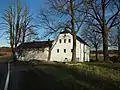 Wohnmühlenhaus in der Aue des Schwosdorfer Wassers hinter Liebenau