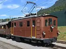 Bei der HGe 3/3 der Berner Oberland-Bahn wirkt ein Motor auf die drei mit Stangen gekuppelten Achsen und ein zweiter auf das Triebzahnrad. (1914)
