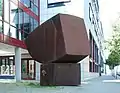Ausgewogener Kopf (1993) von Franz Bernhard. Standort: Agentur für Arbeit