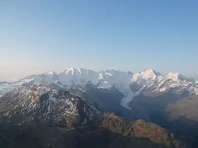 Blick nach Süden zur Berninagruppe mit (v.&nbsp;l.&nbsp;n.&nbsp;r.) Piz Cambrena, Piz Palü, Bellavista, Piz Zupò, Piz Argient, Crast’ Agüzza, Piz Bernina, Piz Scerscen und Piz Morteratsch. Vor dem Gebirgszug der Morteratschgletscher, ganz vorne links der Piz Albris.