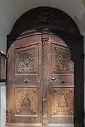 Kirchentüren mit Schnitzereien