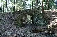 Alte Steinbogenbrücke im Bernsteiner Wald